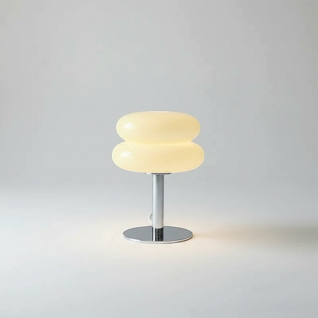 Lampe de table Dimoree style macaron en verre soufflé crème avec pied en métal chromé sur fond blanc