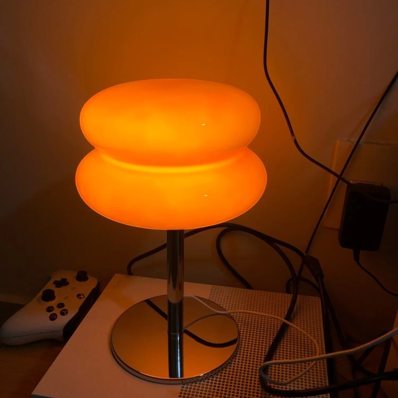 Lampe de table Dimoree en verre soufflé orange en forme de macaron avec pied chromé brillant