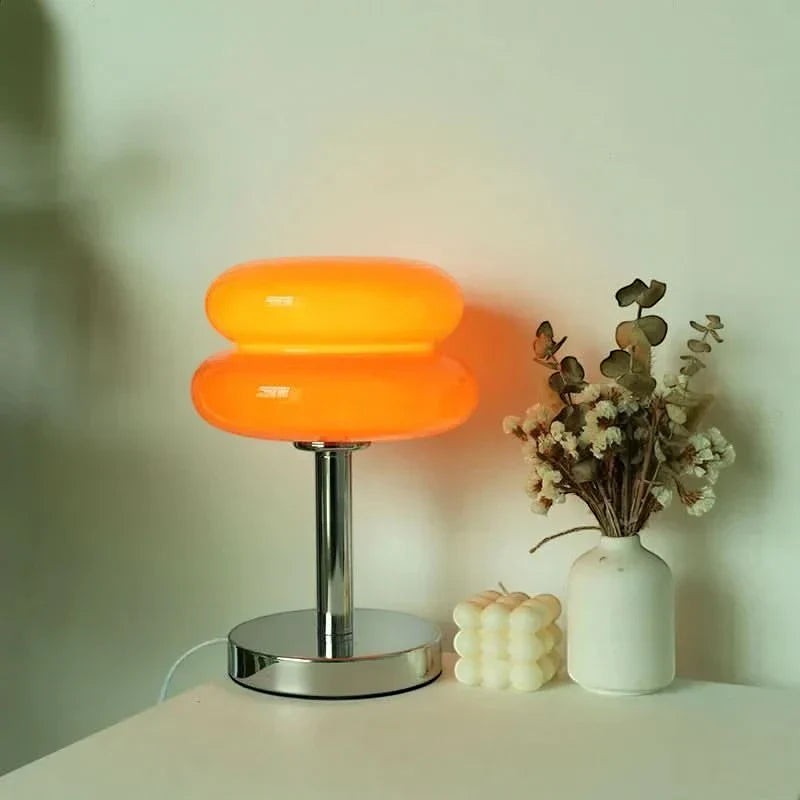 Lampe de table Dimoree en verre soufflé orange vif avec base chromée, style moderne et design macaron.